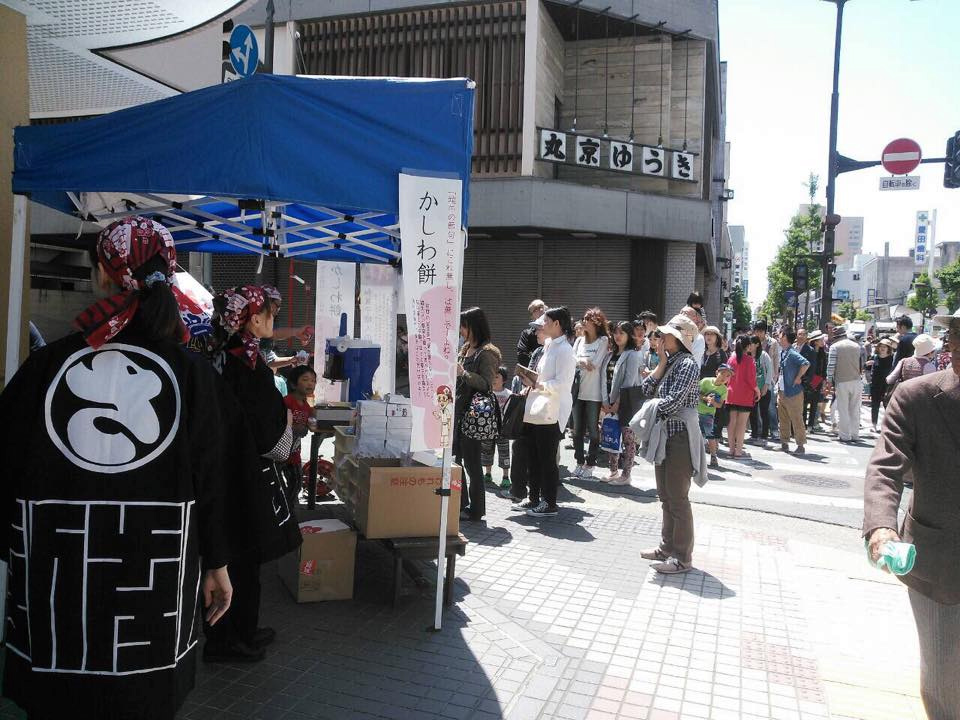 2015年こどもの日の佐藤屋本町店「かき氷」の行列
